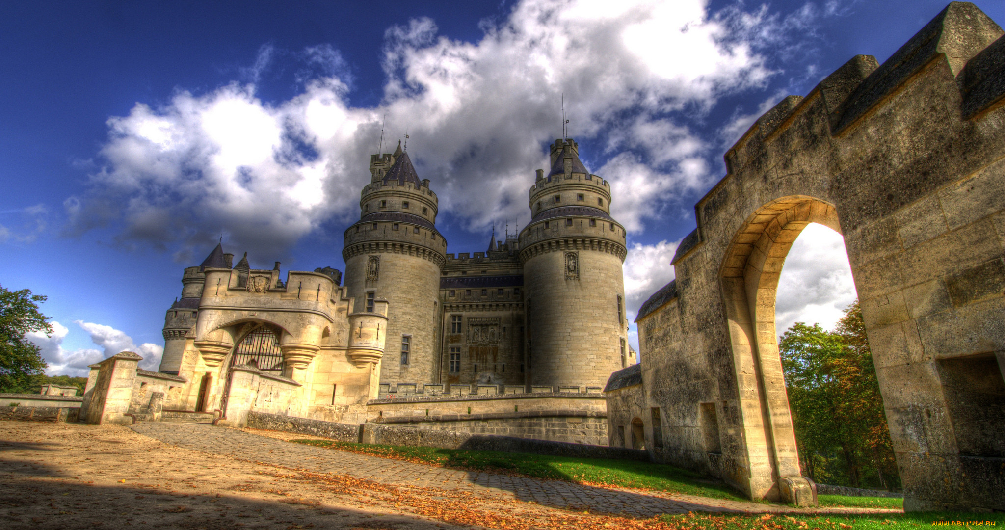 Цитадель замки. Замок Пьерфон Франция. Городской замок-Цитадель Château de Mendiguren. Обои на рабочий стол замки Франции. Цитадель Эстергома.